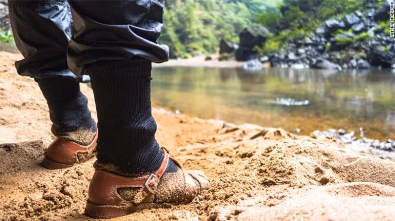 Trong khi hầu hết những người thám hiểm trong chuyến đi 5 ngày ở Sơn Đoòng chuẩn bị kỹ lưỡng quần áo, giày dép chất lượng tốt, người khuân vác và hướng dẫn viên lại chỉ đi dép cao su ở địa phương với giá 2 USD.