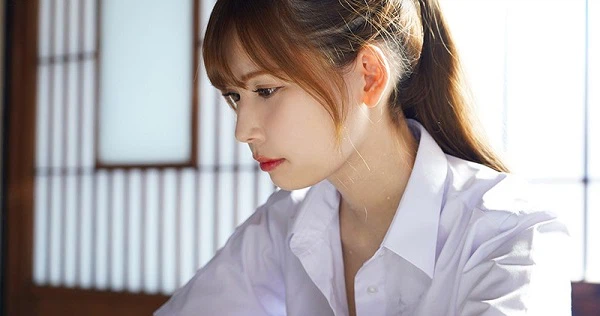 Thay ho so xin viec tren ban, chong toi cuoi roi thot mot cau dang chat