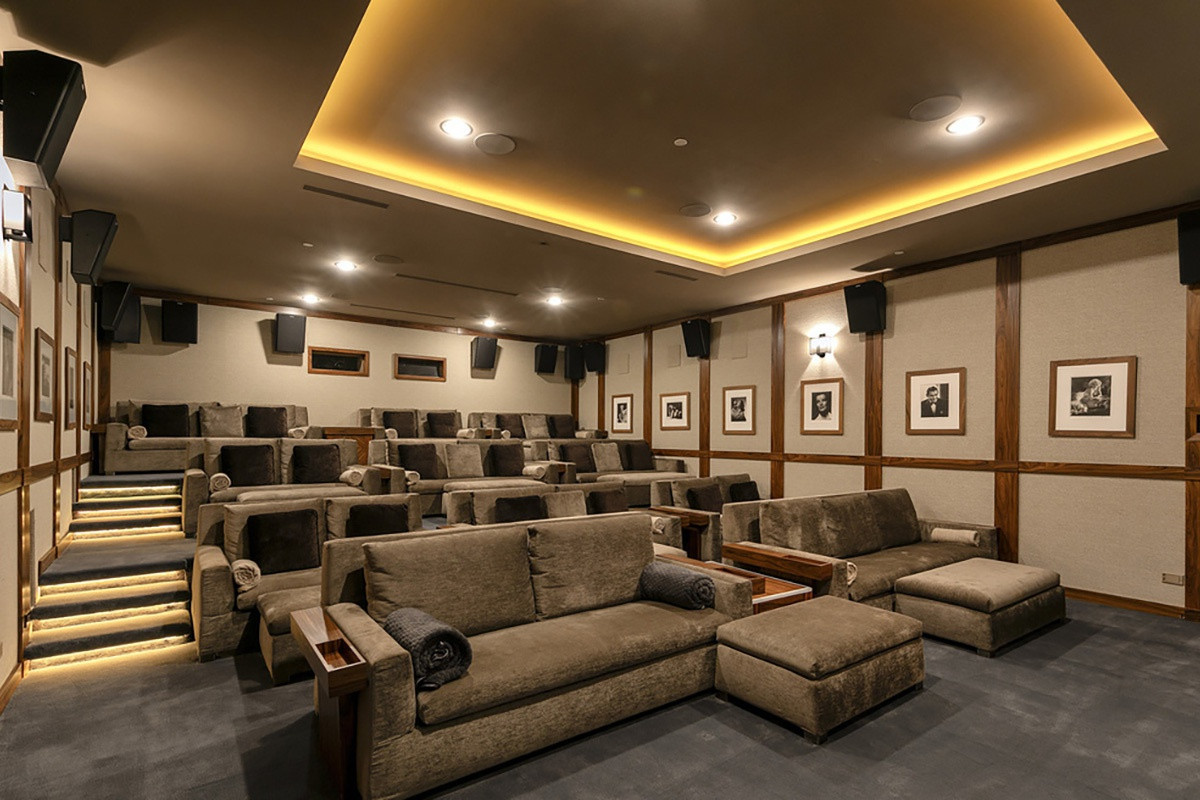 Rạp chiếu trong nhà rộng rãi, ấm cúng, được trang bị hệ thống âm thanh, ánh sáng cao cấp.