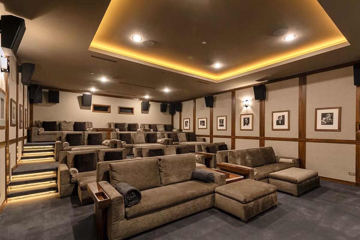 Rạp chiếu trong nhà rộng rãi, ấm cúng, được trang bị hệ thống âm thanh, ánh sáng cao cấp.