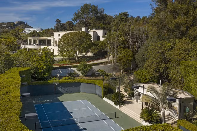 br/> Không gian giải trí, thư giãn ngoài trời bao gồm sân tennis, hồ bơi, khu vực ăn uống, và khu vực ngắm cảnh.