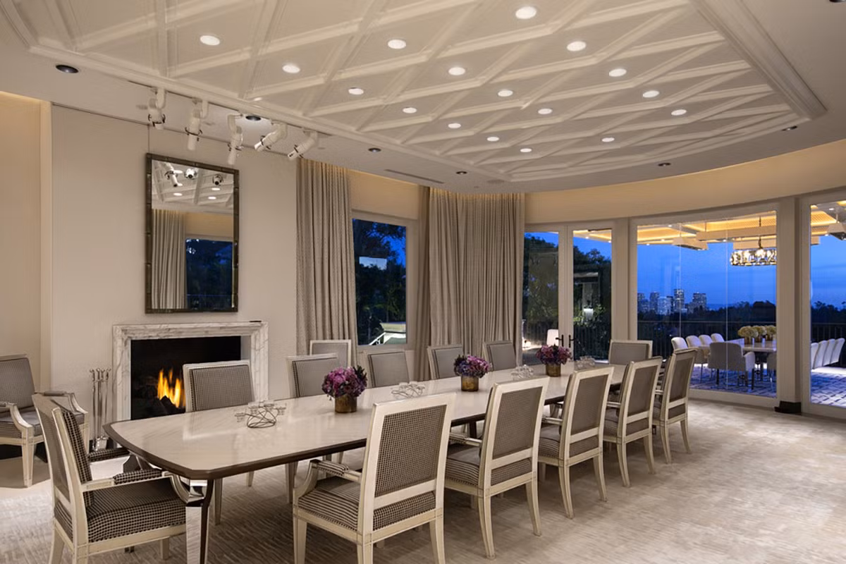 Phòng ăn trang trọng, lộng lẫy, được bài trí tinh tế, thanh lịch. Cánh cửa kính dẫn ra khu vực ăn uống ngoài trời thoáng đãng.