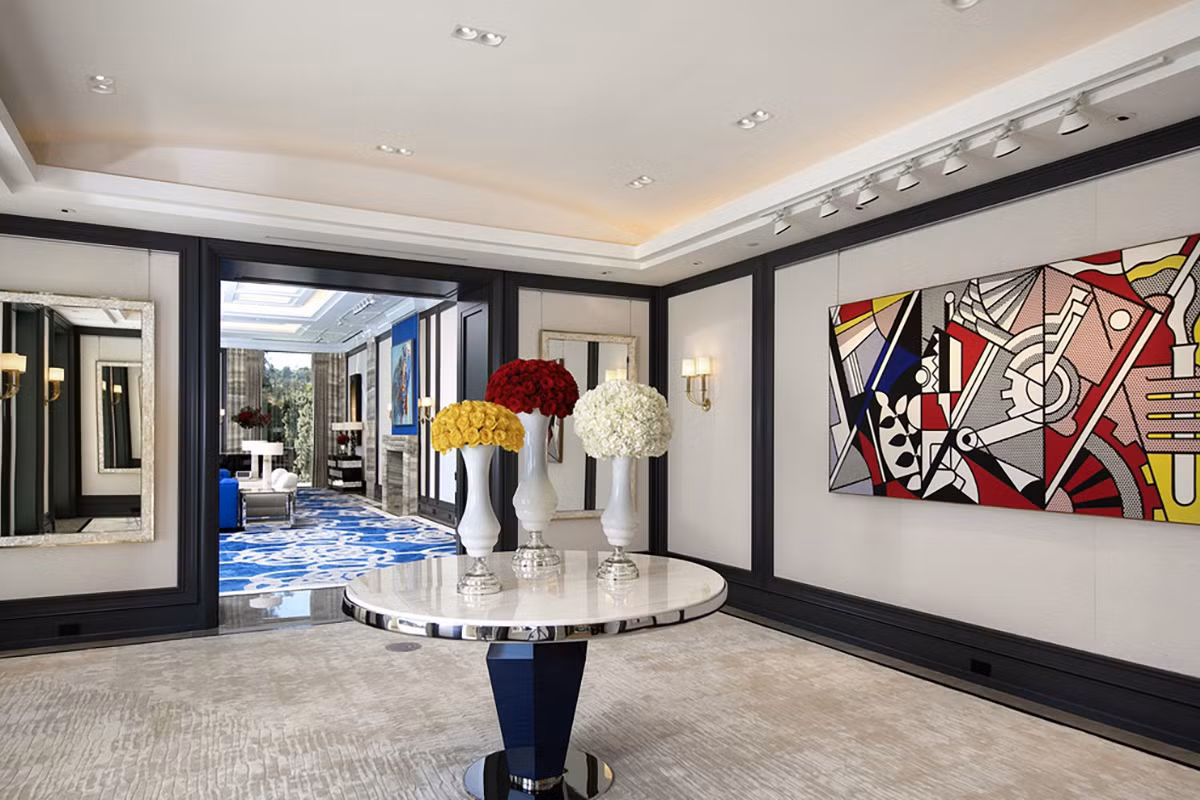 Steve Wynn cũng là một nhà sưu tập nghệ thuật nổi tiếng thế giới, nên nhiều không gian trong căn biệt thự được trang hoàng với các bức tranh.