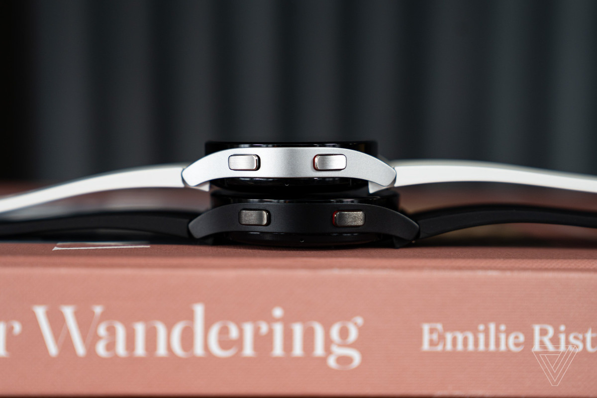 Galaxy Watch4 bản 40 mm có dung lượng pin 247 mAh, còn phiên bản 44 mm có dung lượng 361 mAh. Samsung cho biết mẫu đồng hồ này có thời gian sử dụng lên đến 7 ngày. Ảnh: The Verge.