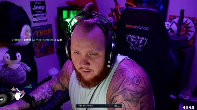  TimTheTatman: Dù có vẻ ngoài bặm trợn, Timothy John Bater hay còn gọi TimTheTatman lại rất nghiêm túc với công việc của mình. Sau khi chuyển từ Overwatch sang Fortnite, anh ngày càng nhận được nhiều sự chú ý do khả năng chơi game bắn súng. Với lịch stream đều đặn mỗi ngày, trừ chủ nhật, Timothy kiếm được khoảng 2,7 triệu USD/năm. Trong đó, thu nhập từ hợp đồng tài trợ của các nhãn hàng như Monster Energy, Cyber Power PC, Razer chiếm phần không nhỏ. Ảnh: Groove Wallet.