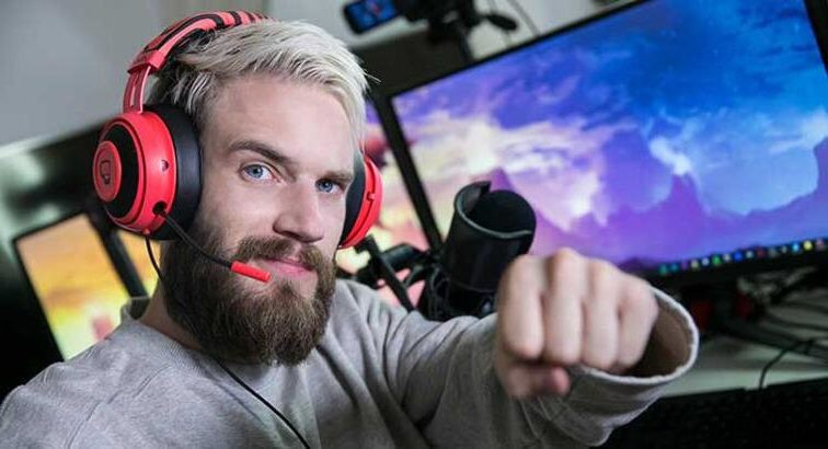  PewDiePie: Streamer kiêm YouTuber PewDiePie vượt xa mọi cái tên trong danh sách này với số tiền kiếm được hơn 58 triệu USD mỗi năm. Dù không hoàn toàn tập trung vào việc stream, thu nhập của PewDiePie chủ yếu đến từ doanh thu quảng cáo trên kênh YouTube, nổi tiếng bởi các video chơi game kinh dị phong cách hài hước. Kênh của PewDiePie hiện có 109 triệu lượt theo dõi, hơn 26 tỷ lượt xem trên 4.200 video. Ảnh: Pewdiedie.