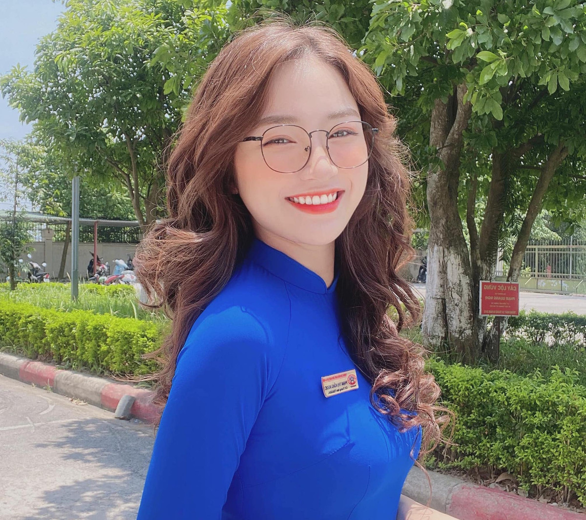 Là giảng viên trường nghề, Hồng Ngọc cũng rất yêu thích nghệ thuật, mê làm diễn viên. Hiện tại, ngoài thời gian giảng dạy, cô vẫn làm người mẫu ảnh, đóng phim sitcom, quay MV, clip quảng cáo.