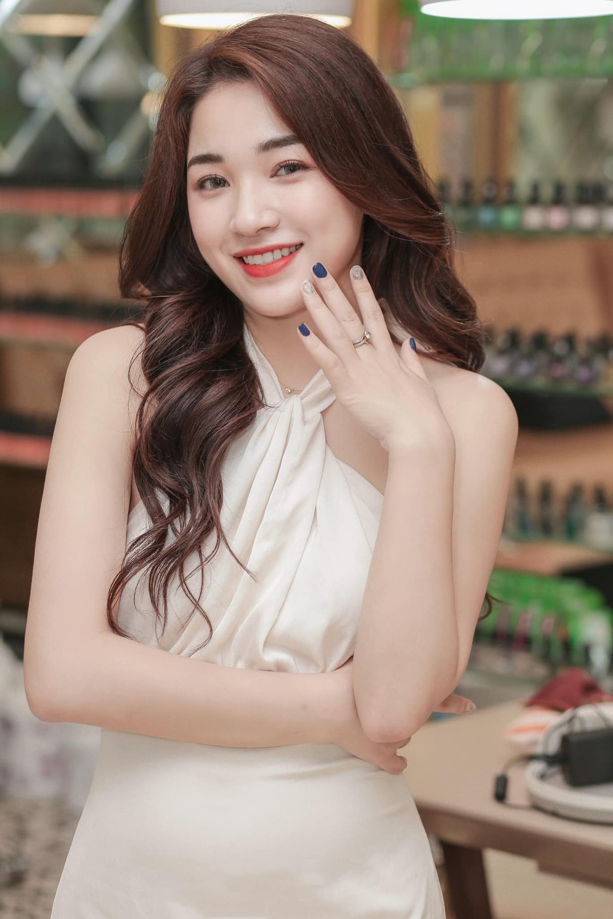 Thời gian đầu khi vừa học tập vừa theo đuổi đam mê nghệ thuật, Ngọc không nhận được sự ủng hộ của gia đình. Bố mẹ lo lắng con gái vì mải đóng phim, chụp ảnh mà lơ là việc học nên kiên quyết phản đối. Thế rồi, cô đã thuyết phục được cha mẹ bằng sự quyết tâm. Dù ở lĩnh vực nào, cô đều cố gắng hoàn thành tốt.