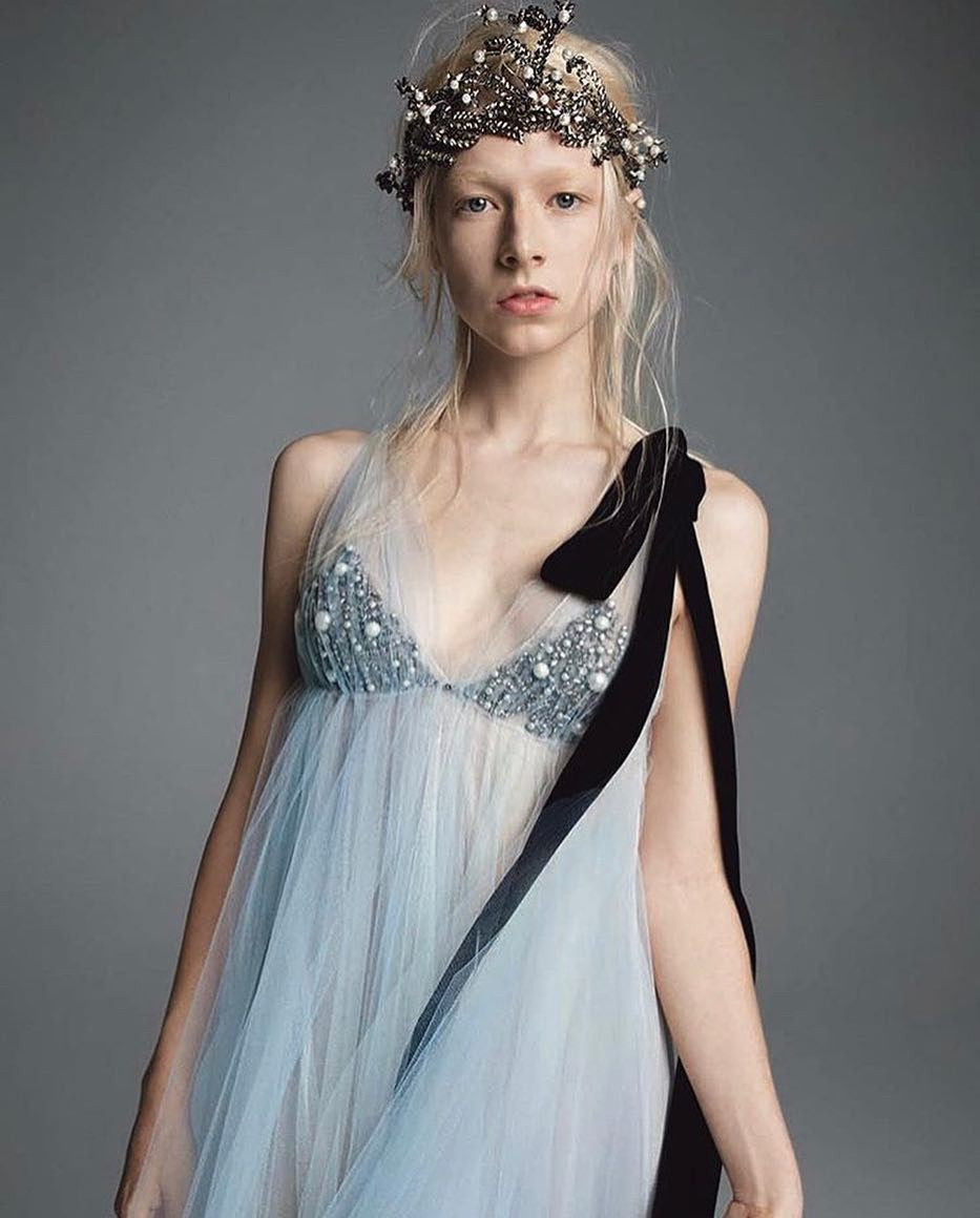  6. Hunter Schafer đóng vai chính trong bộ phim truyền hình Euphoria của HBO. Trước khi chuyển sang lĩnh vực diễn xuất, cô đã ký hợp đồng với các công ty người mẫu ở 4 kinh đô thời trang lớn nhất thế giới. Hunter Schafer từng làm người mẫu cho Dior, Miu Miu, Marc Jacobs, Rick Owens, Maison Margiela… Ảnh: Hunterschafer.