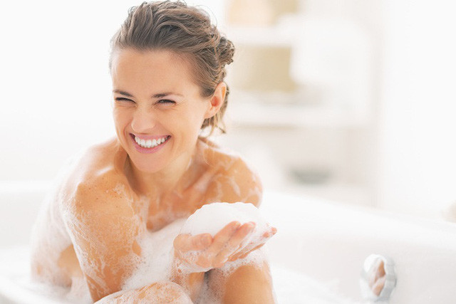 br/> 1. Da khỏe hơn: Theo các chuyên gia da liễu, tắm với nước ấm sẽ làm cân bằng lớp bảo vệ da. Trong khi xà phòng giúp loại bỏ bụi bẩn trên cơ thể một cách hiệu quả và tẩy rửa lớp dầu tự nhiên do da tiết ra. Vậy nên, sử dụng những sản phẩm chứa nhiều hóa chất có thể làm mất cân bằng độ pH khiến da bị khô và kích ứng. Ảnh: Novacasa.