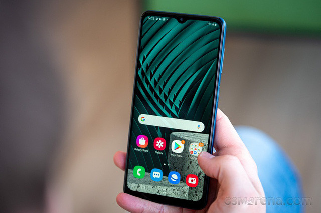 br/> Galaxy M12 là mẫu smartphone giá rẻ mới của Samsung. Sản phẩm được lên kệ tại Việt Nam từ ngày 5/5, giá 3,5 triệu đồng cho bản RAM 3 GB, trong khi bản RAM 4 GB có giá 3,9 triệu đồng. Máy có màn hình 6,5 inch, HD+. Điểm cộng trên sản phẩm đến từ màn hình tần số quét 90 Hz. Tính năng này chỉ thường xuất hiện trên smartphone tầm trung, cận cao cấp. Dòng iPhone 12 của Apple cũng chỉ có màn hình 60 Hz. Ảnh: GSMArena.