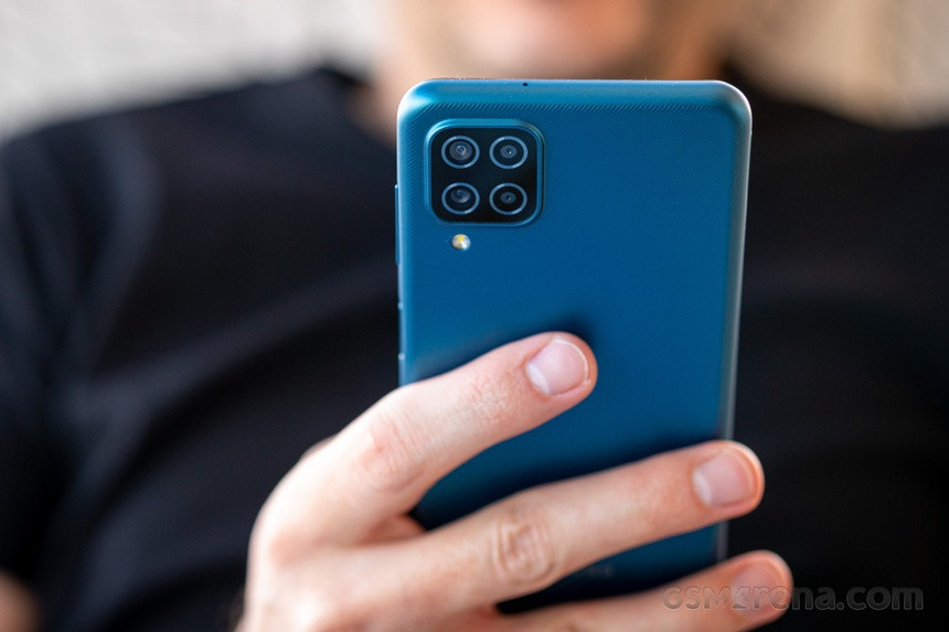 Cấu hình của sản phẩm gồm chip Exynos 850, tùy chọn RAM 3, 4 GB tương ứng với bộ nhớ trong 32 hoặc 64 GB. Model này có viên pin dung lượng 5.000 mAh, sạc nhanh công suất 15 W. Theo Samsung, viên pin trên máy có thể đáp ứng một ngày lướt web hoặc nghe nhạc liên tục 3 ngày. Ảnh: GSMArena.