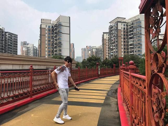 Chang sinh vien Viet – Lao, cam Quoc ky dan doan the thao Lao tai Olympic-Hinh-9