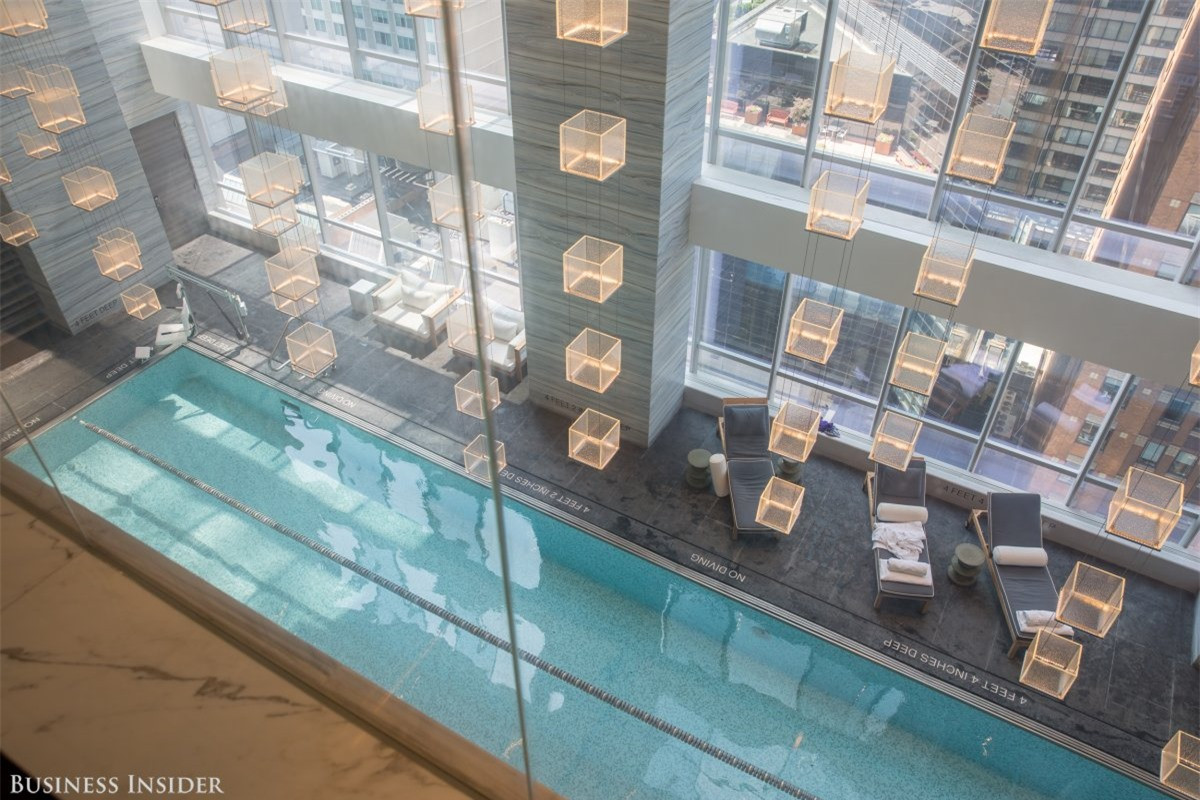  Khách sạn Park Hyatt nằm trong tòa nhà One57 với đủ các dịch vụ từ hồ bơi, spa, các nhà hàng cho tới dịch trông giữ nhà và giặt khô. Với các dịch vụ tại đây, nếu bạn không muốn thì thực sự cả đời bạn cũng không cần phải bước chân ra ngoài.