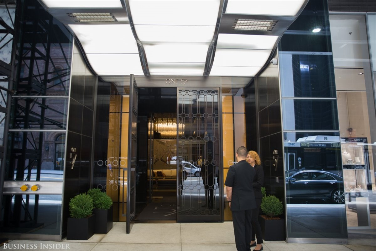  Mặc dù khách sạn ở trong tòa nhà nhưng One57 vẫn có lối ra vào riêng với người gác cổng 24/24 giờ.