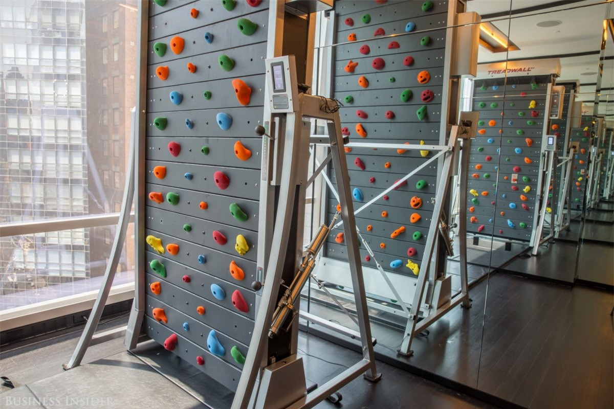  Ngoài ra ở đây cũng trang bị đầy đủ các loại máy tập.