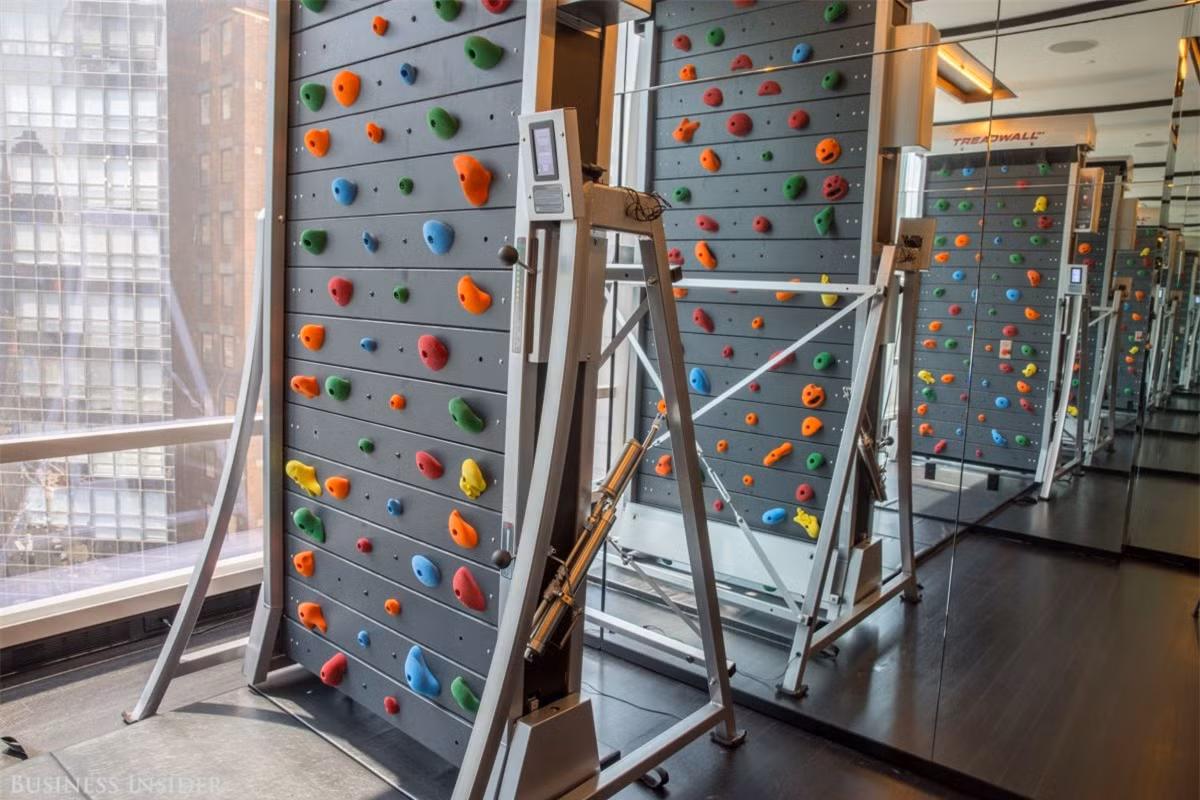  Ngoài ra ở đây cũng trang bị đầy đủ các loại máy tập.