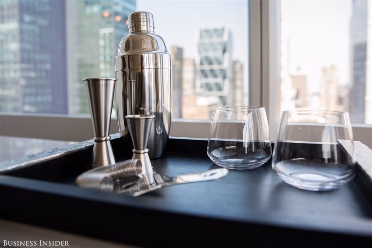 Một căn hộ khi trao cho chủ sở hữu sẽ có mọi thứ từ xoong, chảo trong nhà bếp tới các đồ dùng thủy tinh, ga trải giường, khăn tắm và thậm chí cả một chiếc áo choàng lông mềm mại trắng tinh treo sẵn trong nhà tắm.