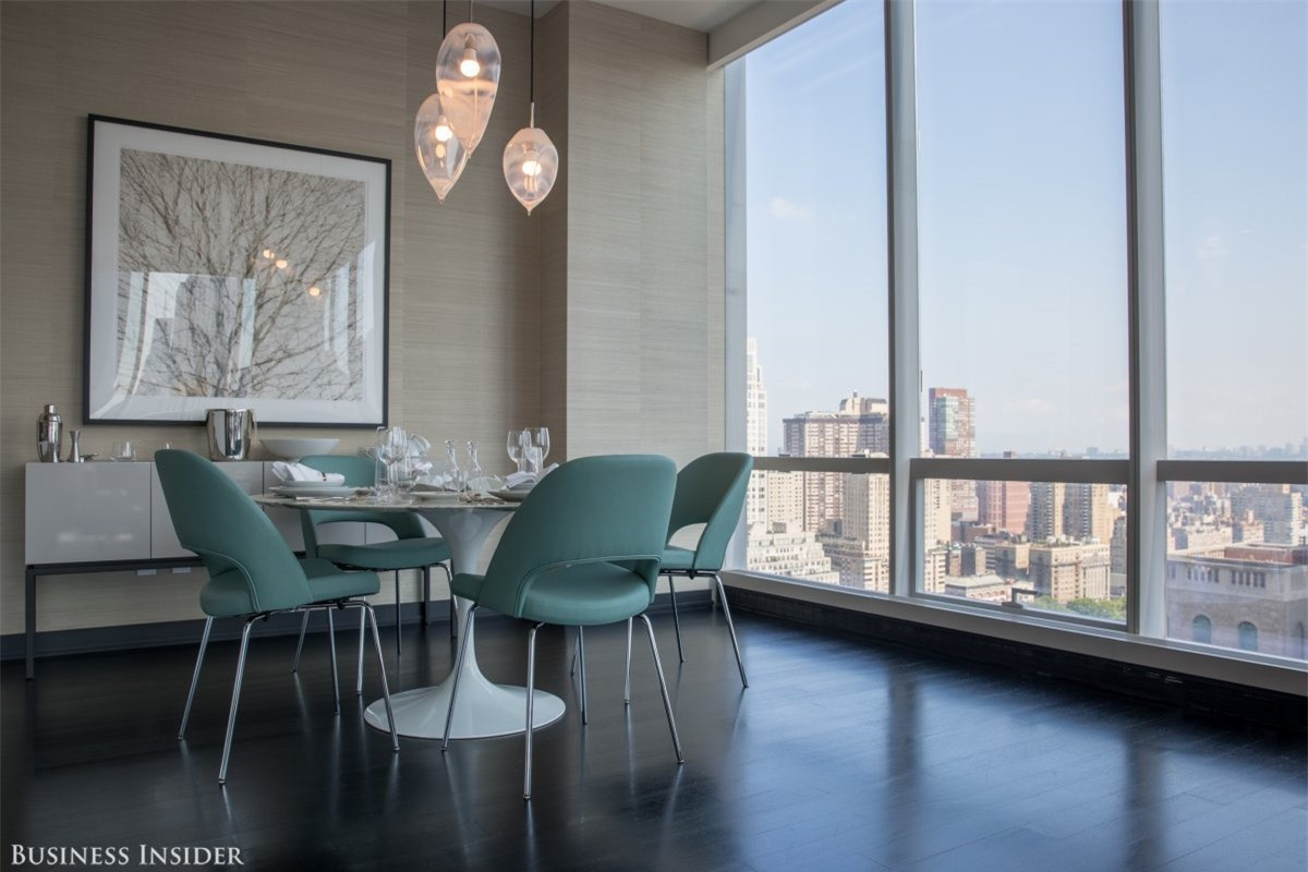  Trong hình là căn hộ 38E với giá “mềm” nhất so với mặt bằng chung của tòa nhà, khoảng 5,25 triệu USD với 1369 feet vuông (khoảng hơn 127 mét vuông) tức 3.853 USD cho mỗi foot vuông. Căn hộ này có 1 phòng ngủ và 2 phòng tắm.