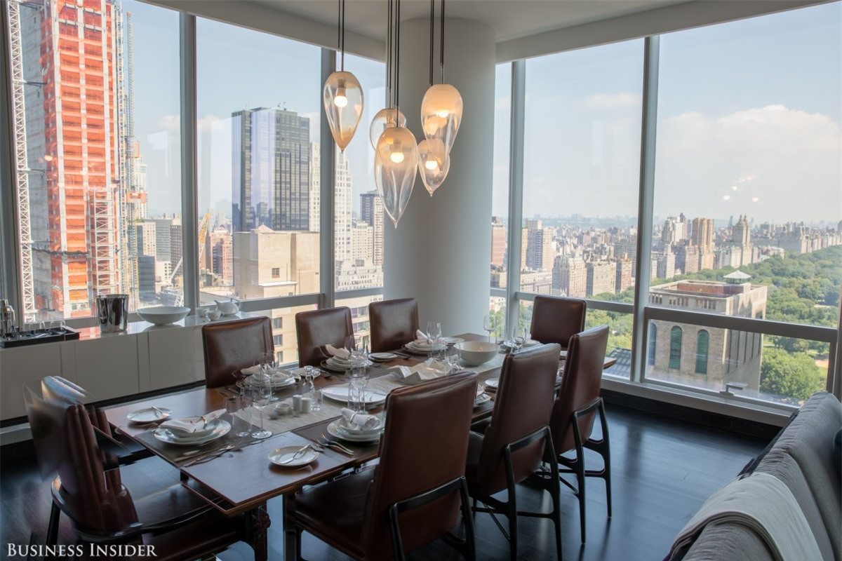  Ở đây cũng đã có sẵn máy lạnh ướp rượu vang, những dụng cụ làm bếp chất lượng cao, bàn ăn đã được sắp xếp và một vị trí tuyệt với để ngắm nhìn Công viên trung tâm Central Park.