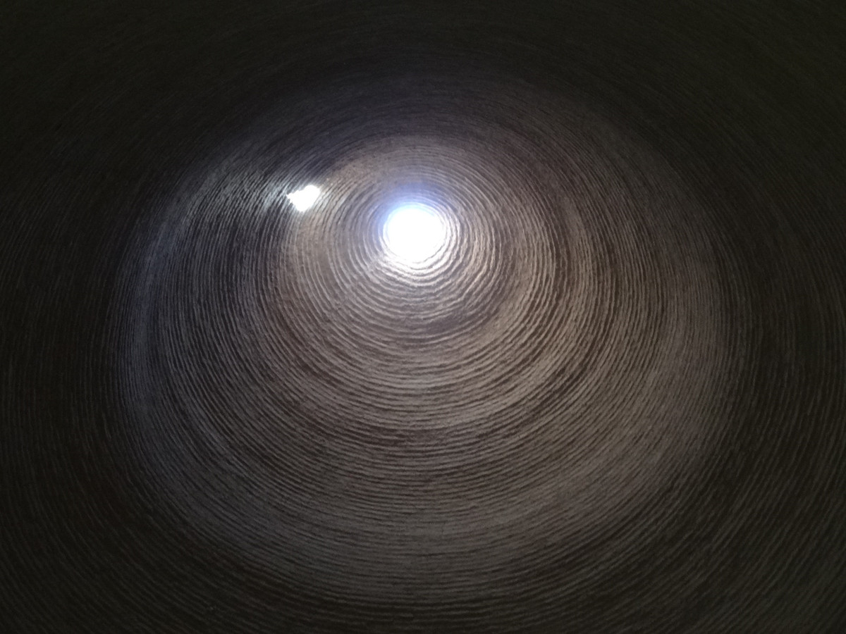 Một số có lỗ ở gần đáy, để giữ không khí lạnh đi xuống khu vực dưới lòng đất rộng lớn, nơi đá được làm ra và bảo quản. Các lỗ gần đỉnh tháp cho khí nóng thoát ra. Ảnh: Theculturetrip.