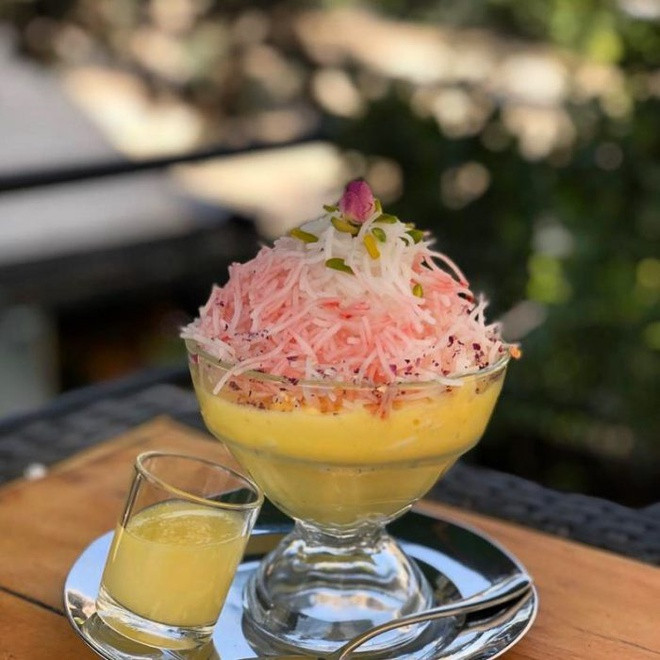 br/> Công trình này cho phép người dân làm đá và tích trữ vào những tháng lạnh, sau đó sử dụng quanh năm để bảo quản thức ăn và làm faloodeh - món tráng miệng gồm mì sợi mảnh và siro đông lạnh. Ảnh: Atlasobscura.