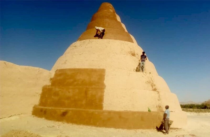 Tường của tháp được xây để đổ bóng xuống nguồn nước khi nước được dẫn vào yakhchal, giúp đẩy nhanh quá trình đông đá. Những bức tường dày chống nước và chống nhiệt này được làm từ hỗn hợp đặc biệt gồm cát, đất sét, lòng trắng trứng, chanh, lông dê và tro sarooj. Ảnh: Atlasobscura.