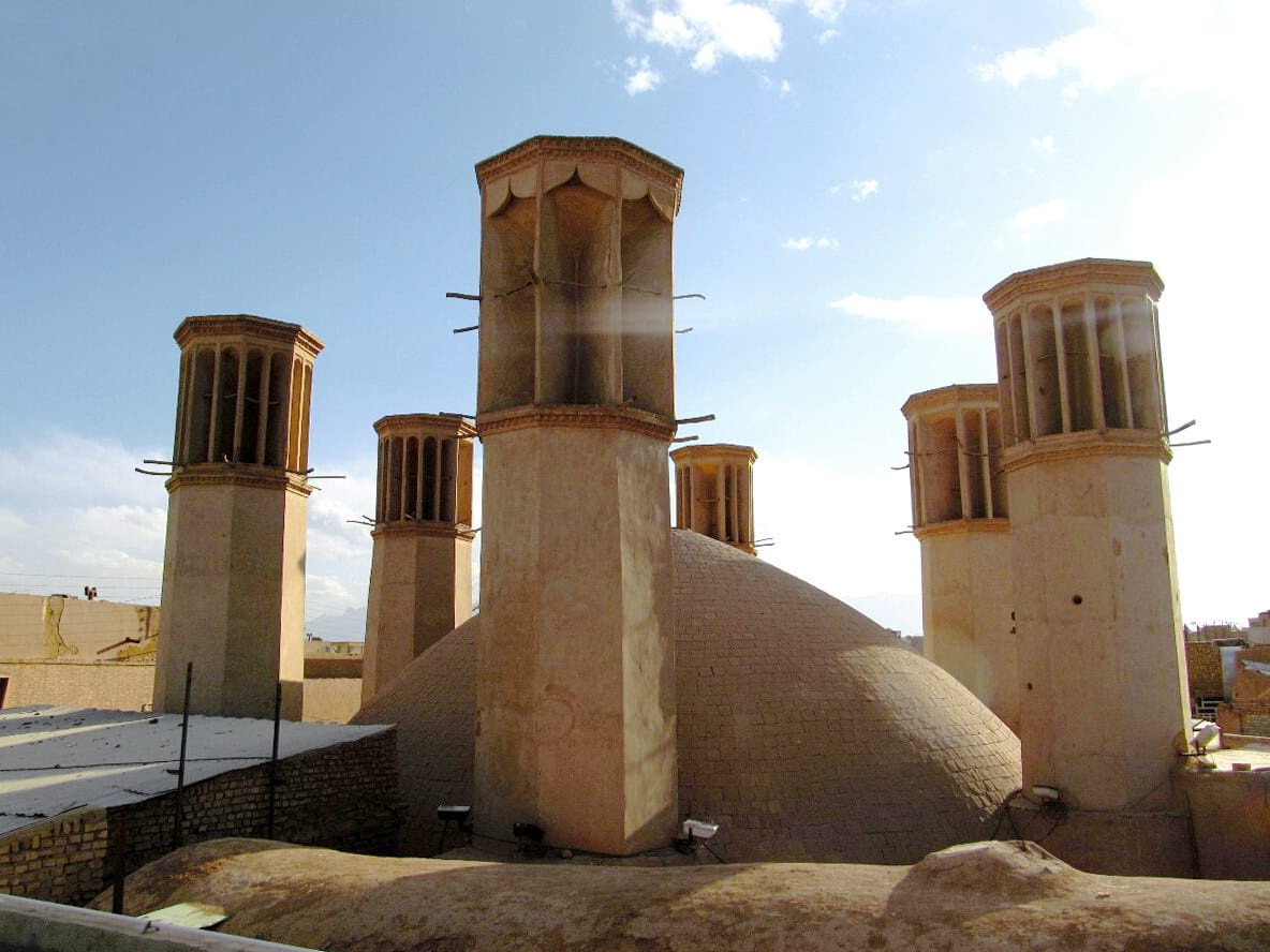 Yakhchal đôi khi được trang bị tháp gió được xây bằng bùn hoặc gạch làm từ bùn. Các lỗ thông hơi ở trên đỉnh tháp đưa không khí lạnh xuống dòng nước chảy phía dưới. Các tháp này còn được xây tích hợp với các ngôi nhà, có tác dụng như một ống thông khí, giúp làm mát. Ảnh: Theculturetrip.