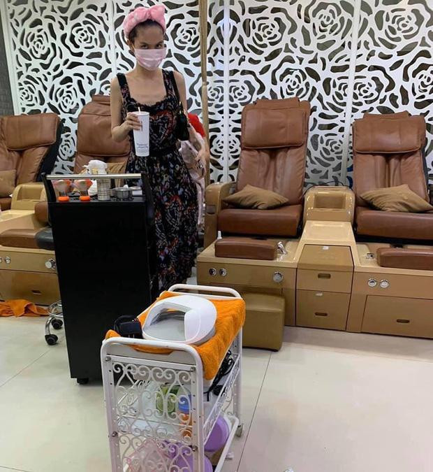 hiều lần cô gây khó hiểu vì thân hình mảnh mai, thềm ngực gầy trơ xương và vòng 1 phồng xẹp thất thường.