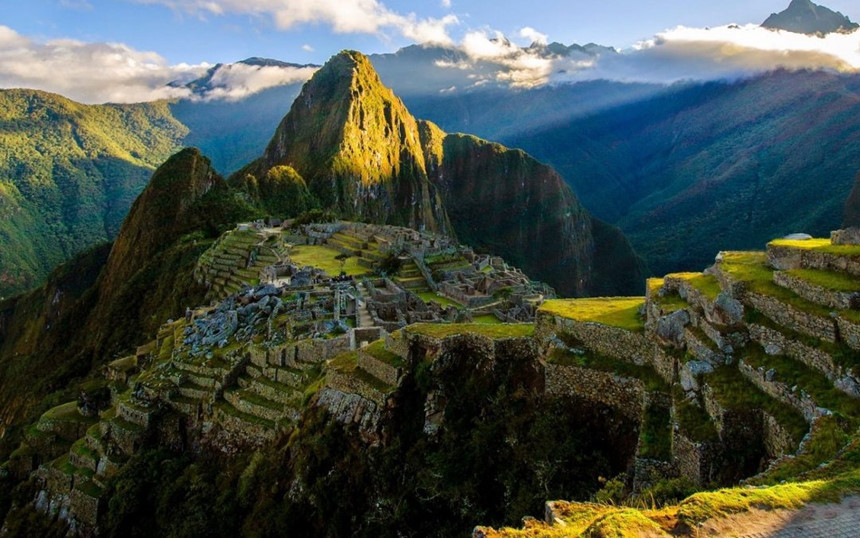 Một tảng đá hình mũi tên trên đỉnh Huayna Picchu có vẻ như chỉ về phía Nam, hướng thẳng tới tảng Intihuatana nổi tiếng và núi Salcantay, một trong những đỉnh núi thiêng liêng nhất trong văn hóa Inca. Vào những ngày quan trọng trong lịch của người Inca, Mặt Trời sẽ mọc hoặc lặn sau các đỉnh núi đặc biệt khi nhìn từ Machu Picchu. Ảnh: Killa Expeditions. 