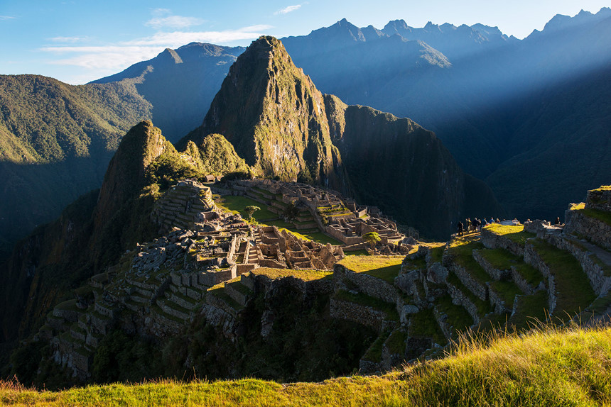 Vị trí đặc biệt: Machu Picchu nằm ở độ cao 2.430 m so với mực nước biển, trên thung lũng Urubamba. Từ khi nhà thám hiểm Hiram Bingham tìm ra nơi này vào năm 1911, nhiều nghiên cứu cho thấy địa điểm và hướng của các công trình trọng yếu chịu ảnh hưởng mạnh mẽ từ vị trí của những ngọn núi thiêng gần đó. Ảnh: National Geographic. 