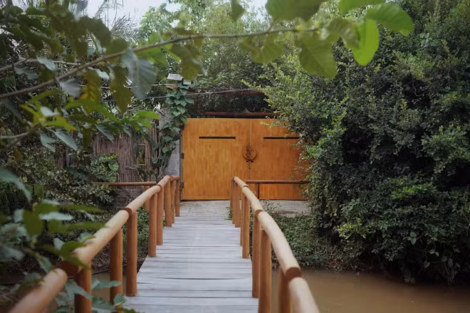 Sau nhiều năm bôn ba trên thành phố, người con trai quyết định trở về quê tại Phan Rang (Ninh Thuận) để cải tạo ngôi nhà cấp 4 chỉ rộng 15m2 cho mẹ.