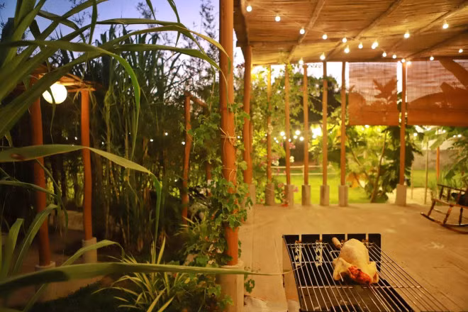 Nhờ lối cải tạo đơn giản, mộc mạc, người con trai đã “biến” ngôi nhà cấp 4 rộng 15m2 mà nhiều người cho là siêu nhỏ và lỗi thời thành không gian sống tiện nghi như một villa nghỉ dưỡng thu nhỏ.