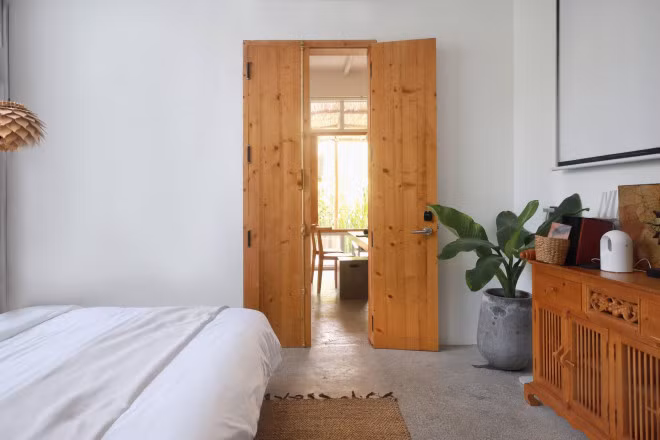 Từ phòng bếp có một cánh cửa dẫn sang phòng ngủ để mẹ không phải di chuyển nhiều khi muốn nghỉ ngơi.