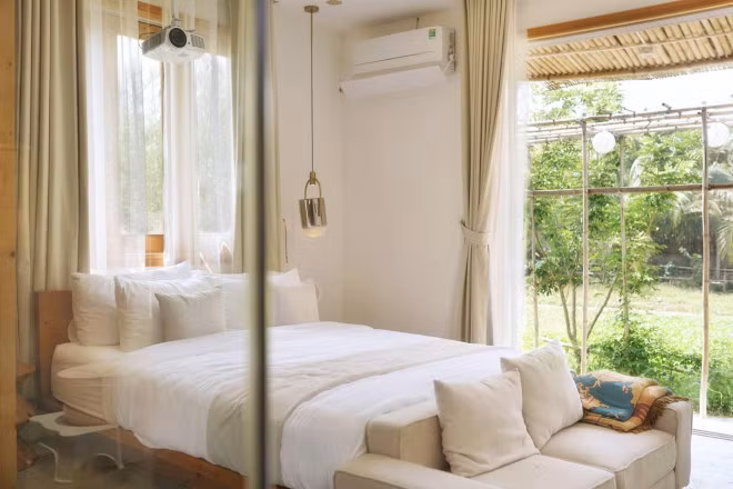 Không gian phòng ngủ được thiết kế đơn giản, có gam màu dịu nhẹ với cửa sổ thông thoáng để tạo cảm giác thoải mái và dễ chịu nhất khi bước vào.