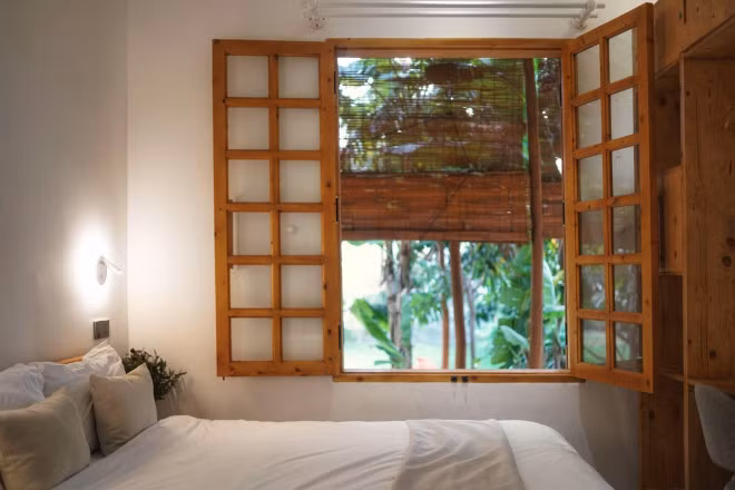 Căn nhà chú trọng phong cách tối giản mà vẫn tinh tế khi kết hợp cùng ánh sáng tự nhiên và cây xanh.