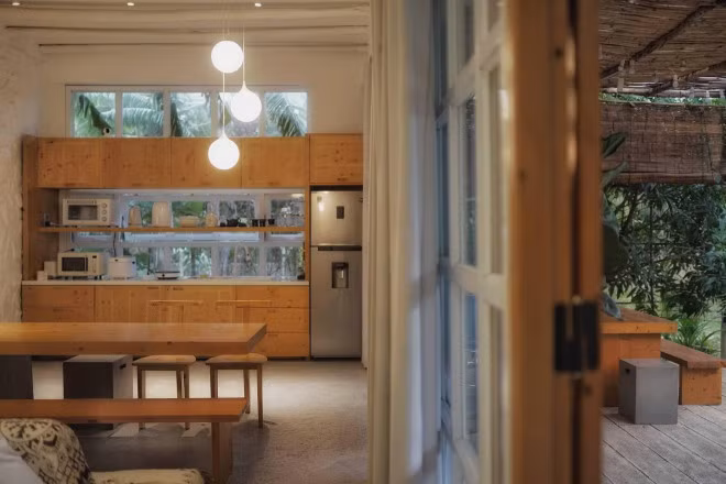 Khu bàn ăn và bếp tạo thành không gian sinh hoạt chung để mẹ có thể thoải mái trò chuyện cùng hàng xóm và họ hàng.