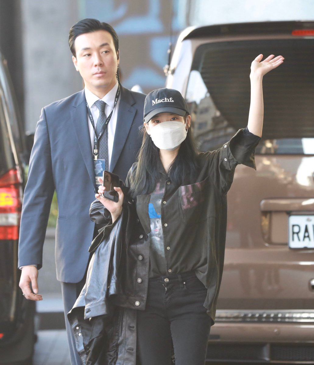 Vi sao ve si phai mang theo o khi di canh nguoi noi tieng?-Hinh-2