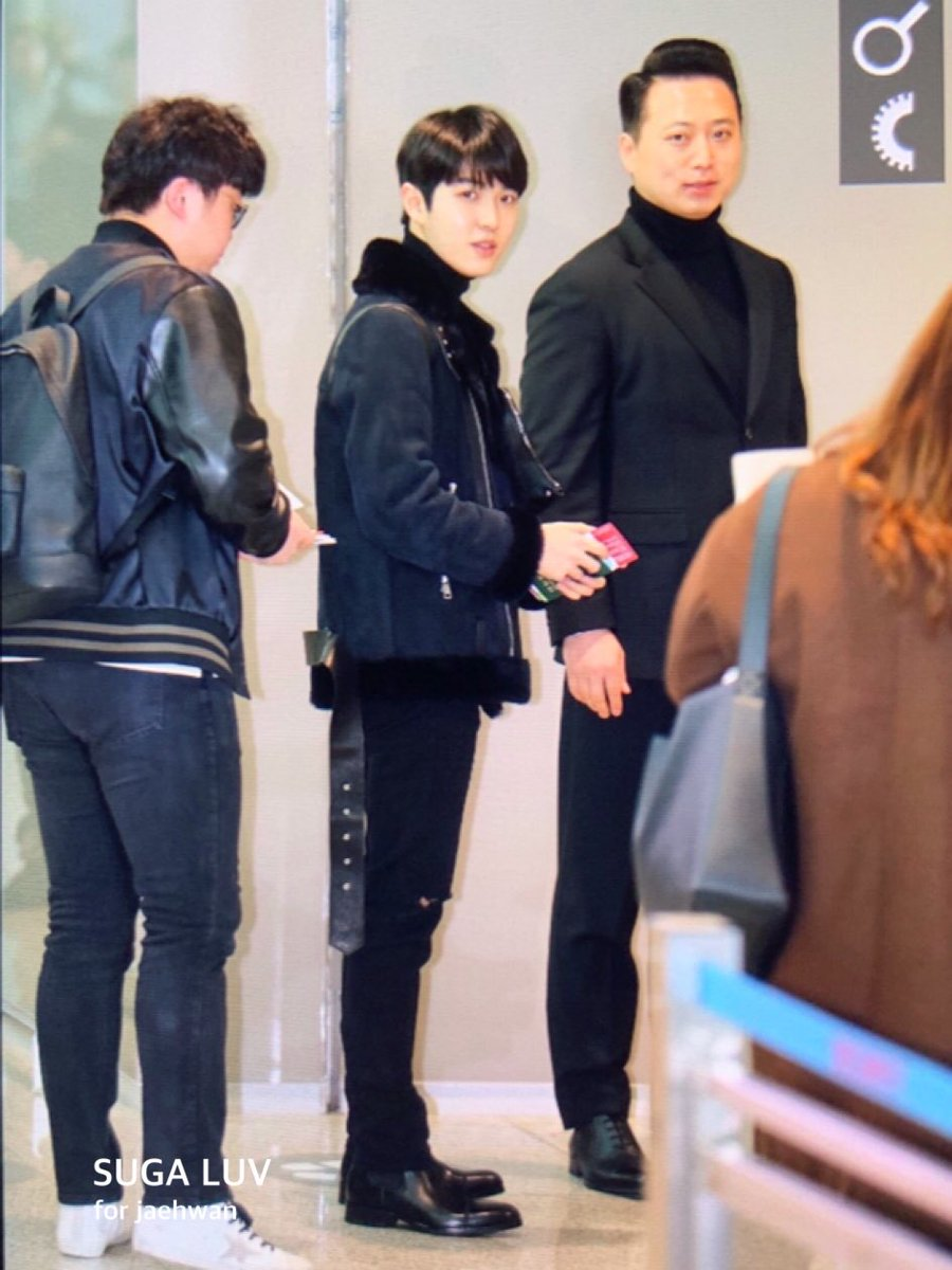 Vi sao ve si phai mang theo o khi di canh nguoi noi tieng?-Hinh-4