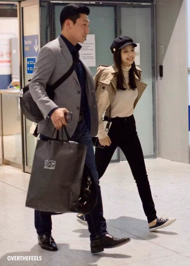 Vi sao ve si phai mang theo o khi di canh nguoi noi tieng?-Hinh-18