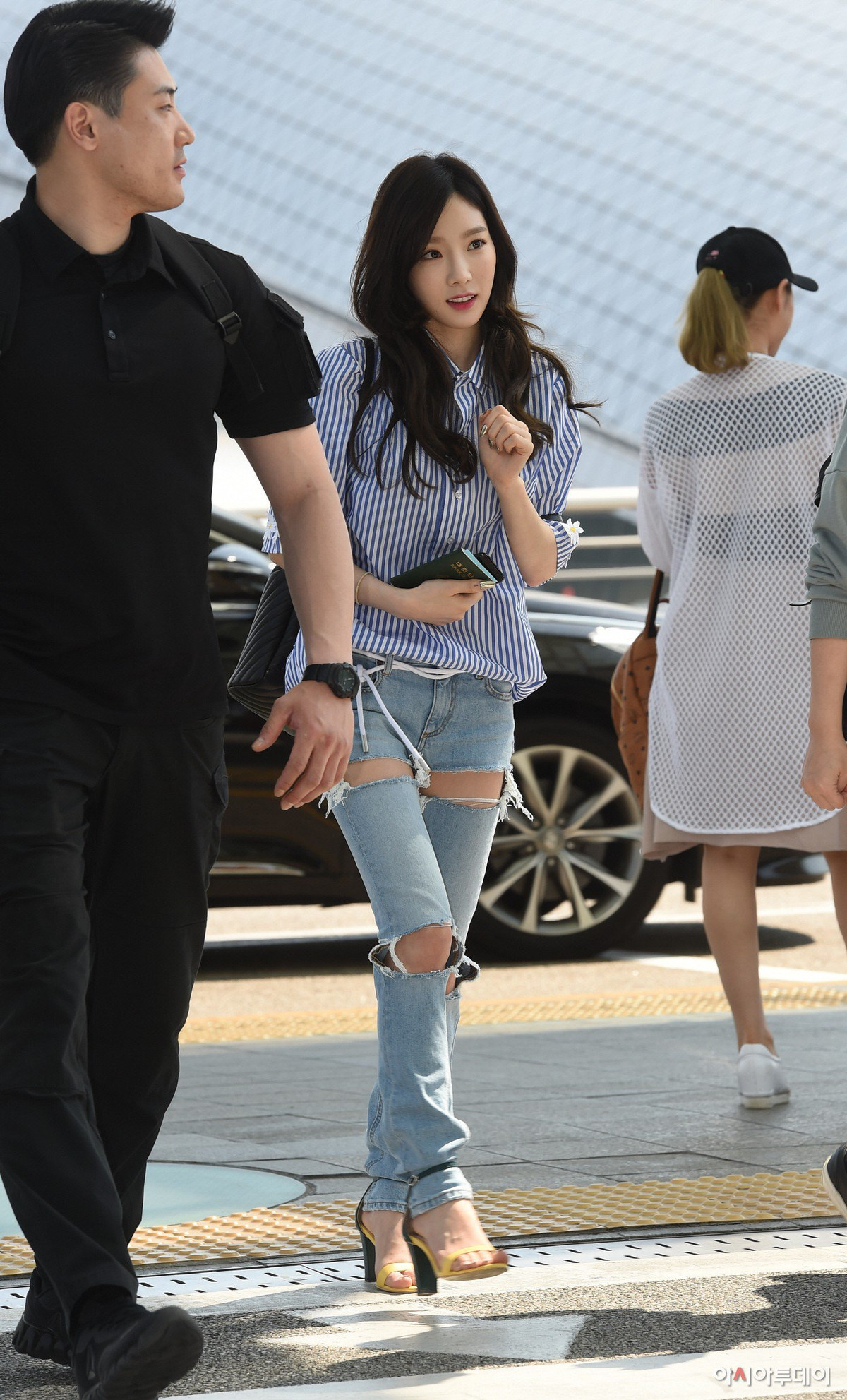 Vi sao ve si phai mang theo o khi di canh nguoi noi tieng?-Hinh-16