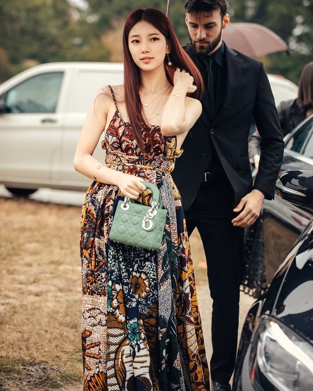 Vi sao ve si phai mang theo o khi di canh nguoi noi tieng?-Hinh-11