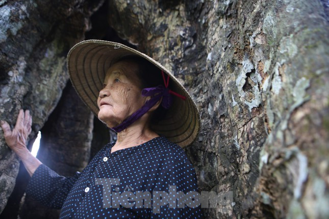 “Hàng tháng, vào dịp ngày rằm và cuối tháng, dân đến thắp hương cầu xin điều may mắn", bà Nhuận chia sẻ.