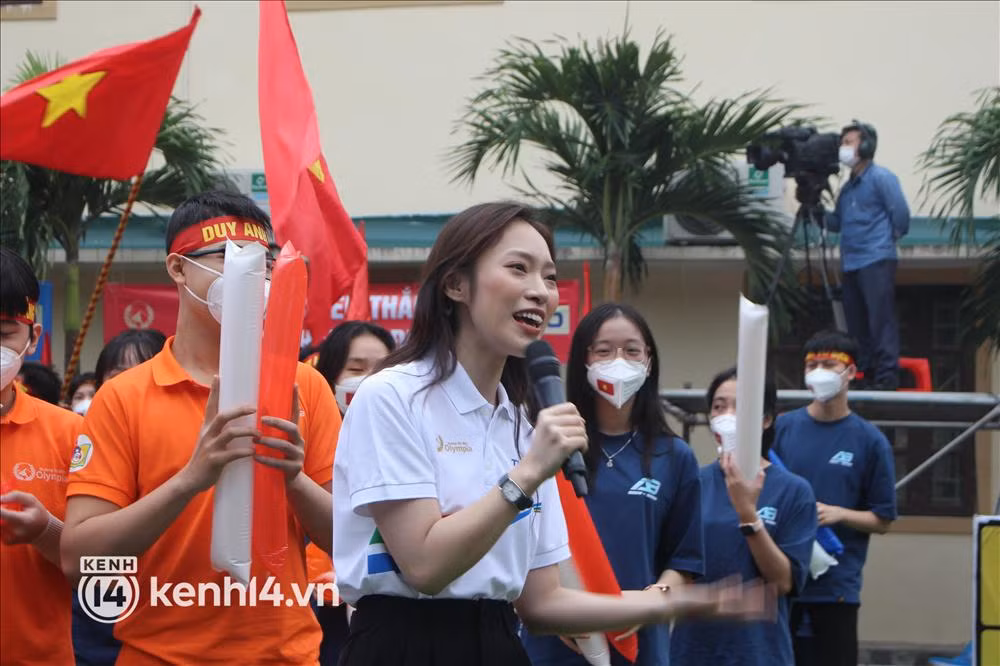 MC Khanh Vy bi chup len khi dan Olympia, co xinh nhu tren 