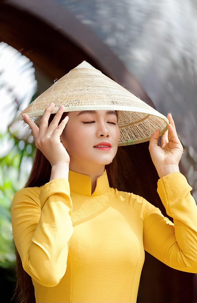 Cô tập trung hết thời gian vào việc học, không ngại khó khăn, tham gia tích cực các vai diễn được giao dù đó là vai quần chúng, vai phụ hay làm PG trong các chương trình gameshow truyền hình.