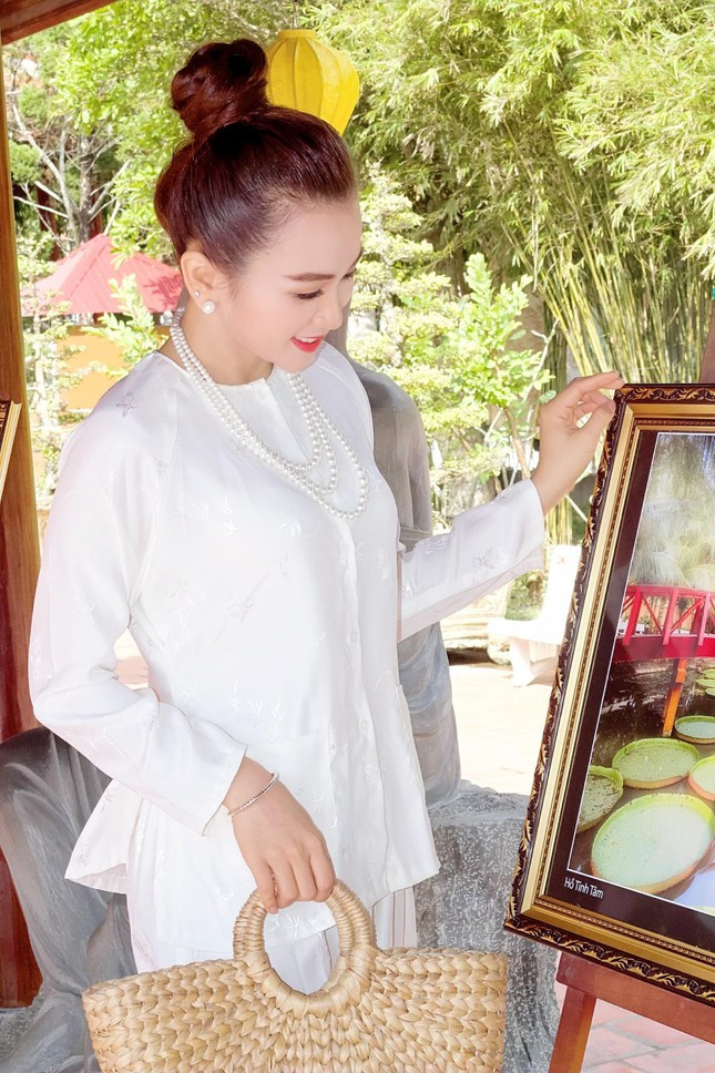 Đi kèm với đó, cô sử dụng một chiếc vòng ngọc trai để thể hiện rõ nét hình ảnh của một cô con gái phú ông. Có thể thấy, trang phục “mợ 2” tuy đơn giản nhưng lại giúp bất kỳ ai khi khoác lên người đều trở nên nữ tính và đằm thắm hơn.