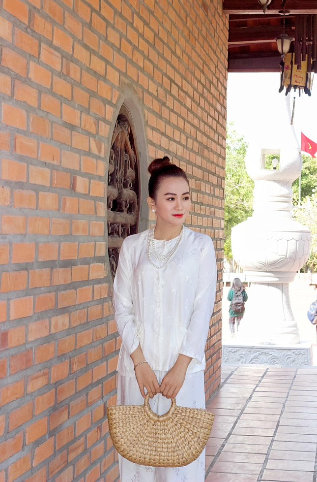 Ngọc Thiện chia sẻ: “Từ nhỏ, mình đã thấy trang phục hàng ngày của bà mình là chiếc áo bà ba. Nó quen thuộc đến nỗi chẳng cần hỏi sao ngày nào bà cũng mặc.Đối với mình, hình ảnh các mẹ, các chị trong chiếc áo bà ba tuy mộc mạc, giản dị nhưng vẫn là đẹp nhất. Cũng vì yêu thích áo bà ba mà mình thường xuyên chọn nó để mặc mỗi dịp đi chùa hay trong ngày lễ Tết.”