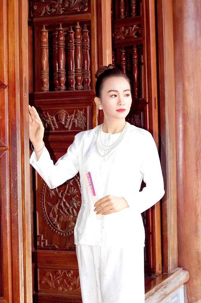 Lấy bối cảnh là một ngôi chùa yên tĩnh, Ngọc Thiện chọn cho mình bộ quần áo bà ba màu trắng tinh tế, nền vải giữ nguyên bề mặt trơn, đơn giản nhưng cực kỳ đẹp mắt.