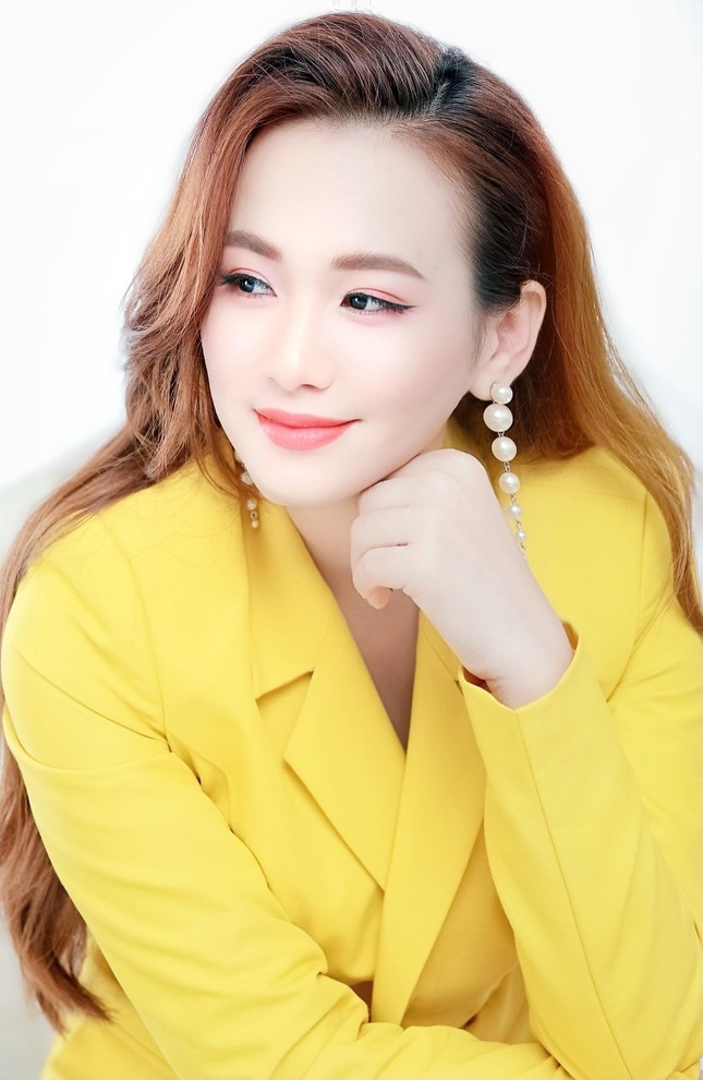 Trương Thị Ngọc Thiện (sinh năm 1996) từng được biết đến là giáo viên mầm non. Nhưng vì đam mê với nghệ thuật, ước mơ trở thành một diễn viên chuyên nghiệp quá lớn, năm 2018 cô nàng quyết định chuyển sang học Sân khấu điện ảnh tại Sân khấu kịch Hồng Vân.