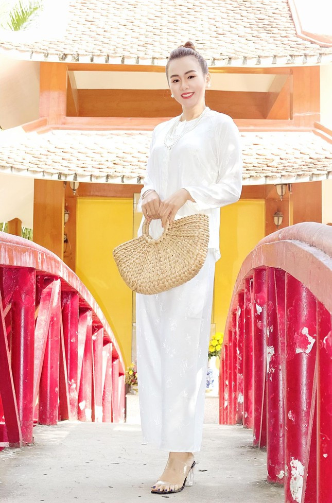 Nữ diễn viên cũng khéo léo chọn phong cách trang điểm nhẹ nhàng nhưng vô cùng sang trọng, tiết chế trang sức. Cô xách giỏ đan thủ công, tự tin tạo dáng trước máy ảnh. Nhiều người dành lời khen ngợi cho nhan sắc tuy đơn giản nhưng xinh đẹp của nữ diễn viên sau thời gian theo đuổi con đường diễn xuất.